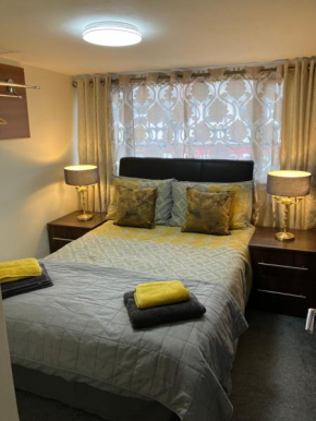 THE MOUNTAIN VIEW SUITE - 2 minute walk to the lovely beach front promernade of llandudno